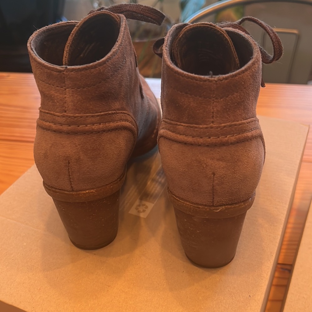 Clark’s Carleta Lyon Boot - Khaki Suede - Picture 3 of 6